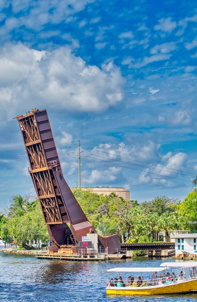 Fort Lauderdale Florida February 2016 Draw Bridge Open Tourist Boat — Stock Photo, Image