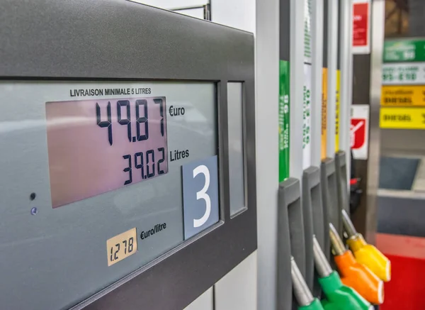 Benzin Istasyonunda Benzin Fiyatları Yakıt Hortumunu Benzin Istasyonunda Benzin Dizel — Stok fotoğraf