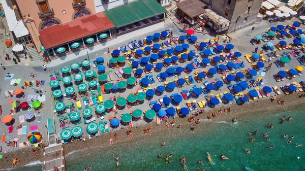 Nad Hlavou Letecký Výhled Krásnou Letní Pláž Deštníky Amalfi Coast — Stock fotografie