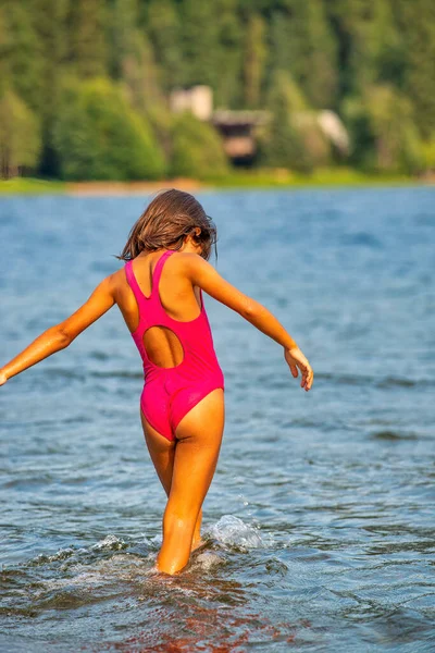 Junges Mädchen Taucht Ihre Füße Einem Bergszenario Ins Kalte Wasser — Stockfoto