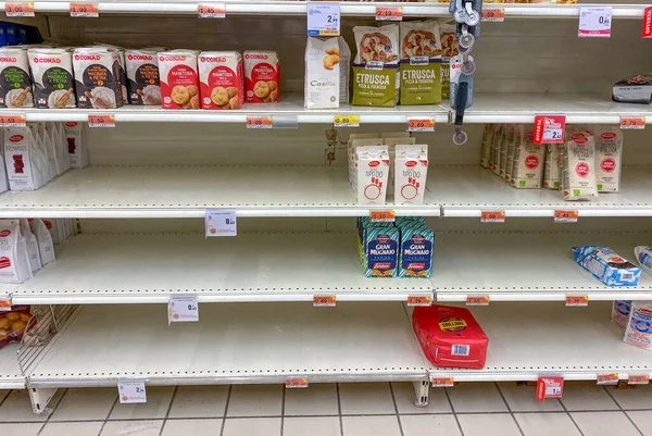 Shelves Pasta Flour Emptied Supermarket Due Panic Fear War — Stock Photo, Image