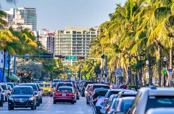 Miami Beach, Florida - 25 Şubat 2016: Güzel güneşli bir günde Ocean Drive boyunca araba trafiği
