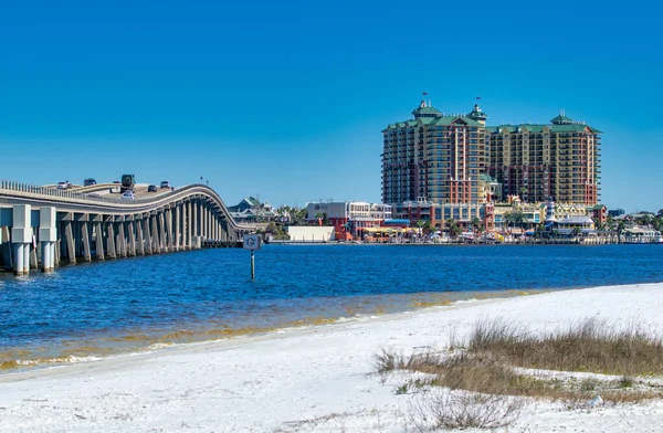 Destin Florida Helmikuu 2016 Bridge Destin Kaupungin Hotellit Sinisen Talven — kuvapankkivalokuva