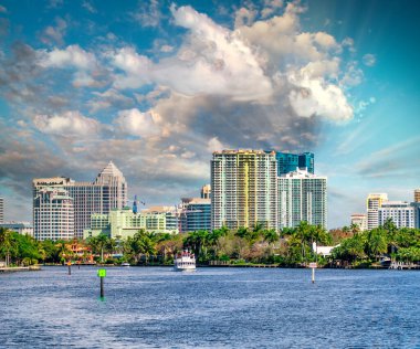 Fort Lauderdale, Florida. Güneşli bir kış gününde tekne ve binalarla şehir kanallarının güzel manzarası..