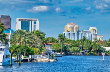 Fort Lauderdale, Florida - 29 Şubat 2016: Güneşli bir kış gününde şehir kanallarının ve binaların güzel manzarası