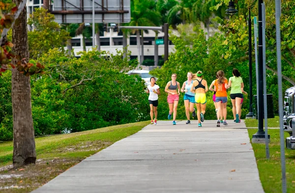 Sarasota Florida February 2016 Group Young Girls Jogging City Park — Stock Photo, Image