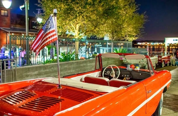 市内中心部近くの夜に駐車したヴィンテージの赤い車 — ストック写真