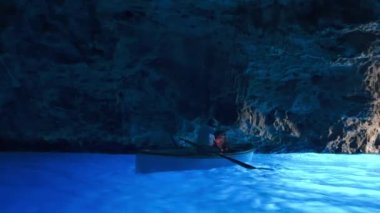 CAPRI, İtalya - 17 Haziran 2021: Turistler ve yerel halk ünlü Blue Grotto 'yu ziyaret etti