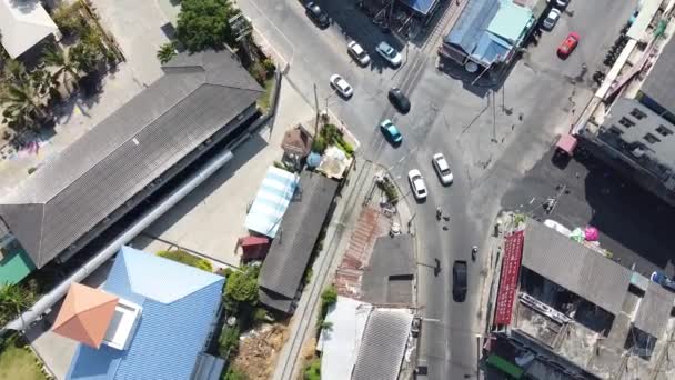 MAEKLONG, TAILANDIA - 15 DE DICIEMBRE DE 2019: Increíble vista aérea del paisaje urbano de Maeklong con el mercado fluvial y ferroviario — Vídeos de Stock