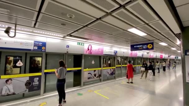BANGKOK, TAILANDIA - 16 DE DICIEMBRE DE 2019: Los turistas esperan el tren del metro — Vídeo de stock