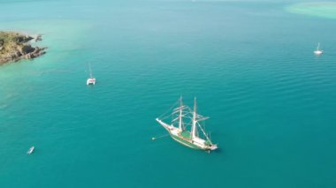 Whitsunday Adaları Parkı, Queensland, Avustralya. İnsansız hava aracından güzel deniz manzarası