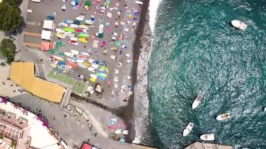 Amalfi Sahili boyunca inanılmaz bir sahil, insansız hava aracının manzarası.