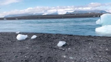 Jokulsarlon Göl Buzdağları 'nın yaz mevsiminde güzel manzarası, İzlanda