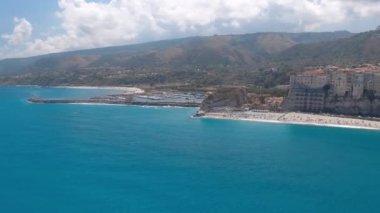 Yaz mevsiminde Calabria kıyı şeridi. Tropea gökyüzü kristal berrak okyanusla kaplı