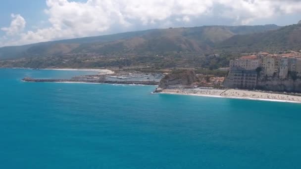 여름에는 칼라브리아의 해안선이다. 수정같이 맑은 바다를 가진 트로피 아산의 하늘 — 비디오