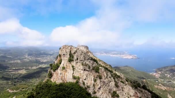 Elba Island, Italië. Geweldig uitzicht vanuit de lucht vanuit de drone van bergen en landschap — Stockvideo