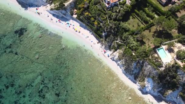 Isola d'Elba, Italia. Incredibile vista aerea verso il basso dal drone di Capo Bianco Beach vicino Portoferraio — Video Stock