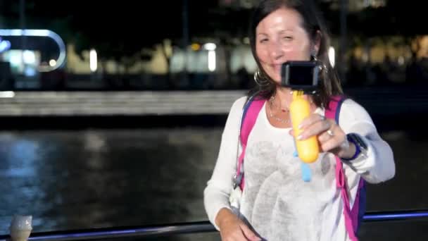 Женщина танцует и улыбается на набережной Кларк, Сингапур — стоковое видео