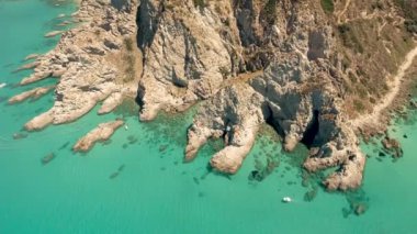 Güzel güney İtalya kıyı şeridinin aşağı doğru manzarası. Capo Vaticano, Calabria. Yaz mevsiminde İHA 'dan genel panorama
