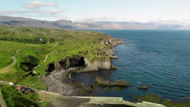 Veduta aerea della penisola di Snaefellsnes al tramonto, Islanda. Veduta aerea di Arnarstapi. Rallentatore — Video Stock