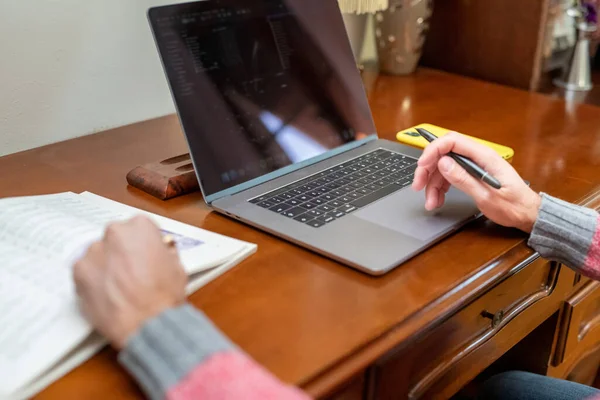 Обратный Вид Человека Руки Работающие Ноутбуком Студии — стоковое фото