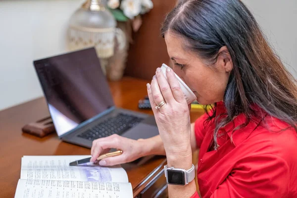 Seitenansicht Einer Frau Die Mit Laptop Arbeitet Und Ihrem Atelier — Stockfoto