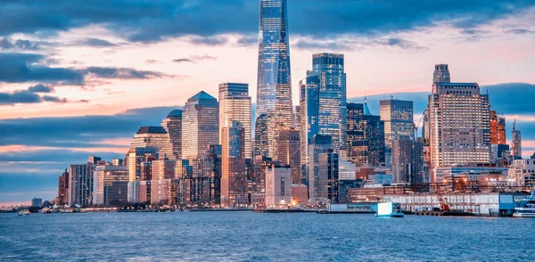 Manhattan Şehir Merkezindeki Gün Batımı Silüeti New York Bir Feribot — Stok fotoğraf