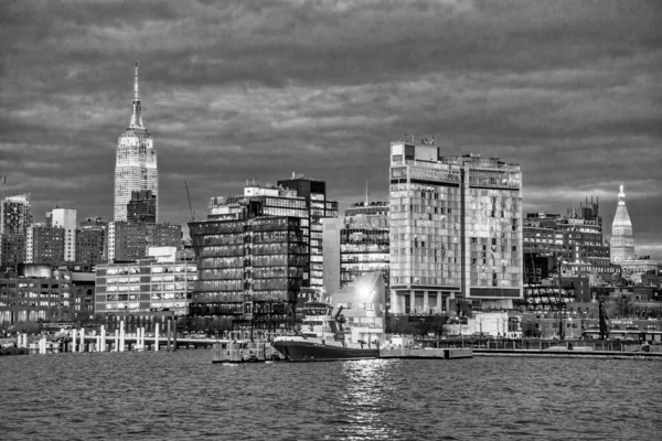 美国纽约市 2018年12月3日 曼哈顿中城的日落天际线 从渡船游览中可以看到 — 图库照片