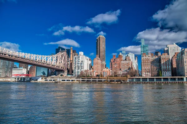 ニューヨーク市の晴れた日にルーズベルト島から見られるミッドタウン マンハッタンのスカイライン — ストック写真