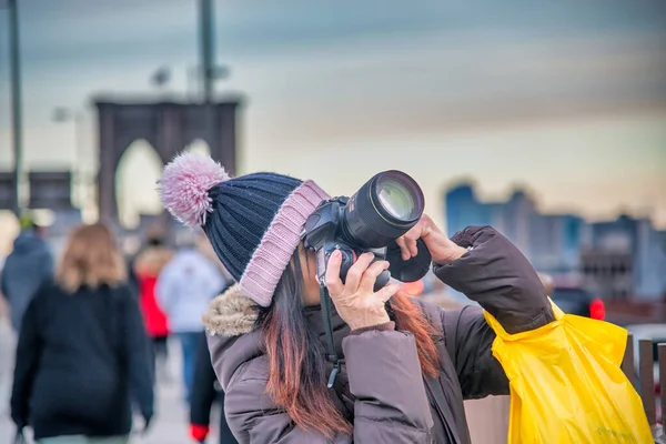 Kadın Fotoğrafçı Brooklyn Köprüsü Nden New York Fotoğraflarını Çekiyor — Stok fotoğraf