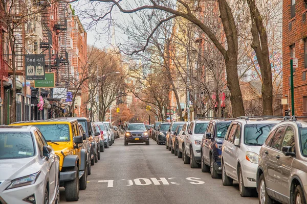 美国纽约市 2018年12月6日 一辆光秃秃的汽车沿着曼哈顿下街行驶 — 图库照片