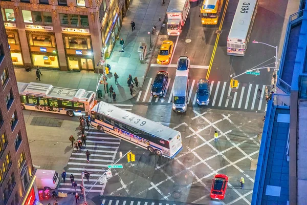ニューヨーク市 12月5 2018 バスや車でマンハッタンの街の夜景 — ストック写真