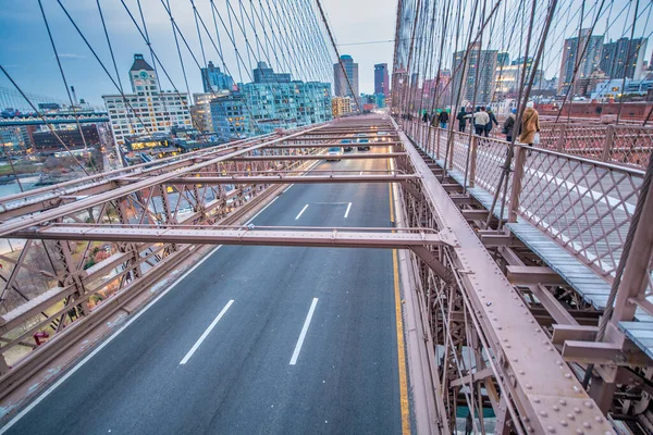 Cars Speeding Sunset Brooklyn Bridge Sunset Manhattan One Most Iconic — Stock Photo, Image