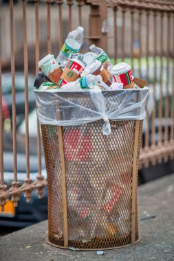 New York City, ABD - 6 Aralık 2018: Konserve ve plastik bardaklarla dolu şehir çöp septi