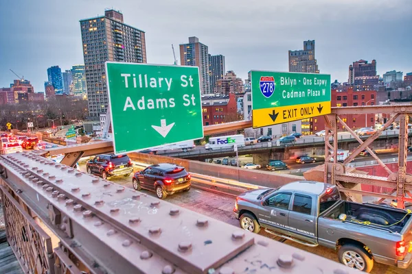 New York Dicembre 2018 Traffico Notturno Lungo Brooklyn Bridge — Foto Stock