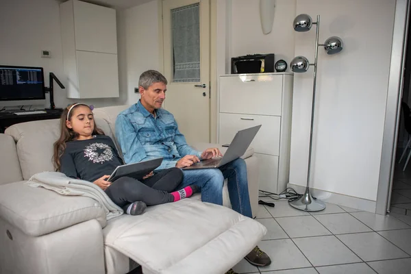 Homme Travaille Maison Assis Sur Canapé Avec Fille Jouant — Photo