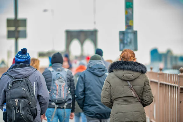 Emberek Sétálnak Híres Brooklyn Bridge Sétányán Téli Szezonban Visszapillantva New — Stock Fotó