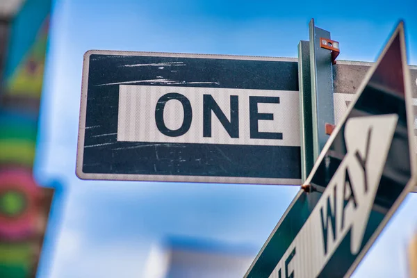 沿着纽约市的单行道路标 双标牌 — 图库照片