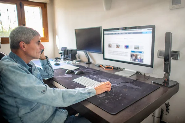 Människan Arbetar Hemifrån Framför Datorn — Stockfoto