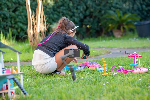 Маленька Дівчинка Грає Своїми Іграшками Саду — стокове фото