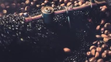 Siyah bir çakıl taşında kavrulmuş kestane.