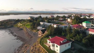 Güneybatı İzlanda 'daki Borgarnes kasabasının panoramik manzarası insansız hava aracı bakış açısıyla