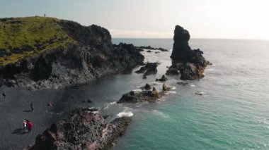 Reynisdrangar 'ın ünlü kaya oluşumları. Siyah Reynisfjara Sahili' nde. Yaz mevsiminde İHA 'dan dolayı Güney İzlanda, Vik yakınlarında Atlantik Okyanusu kıyısında.