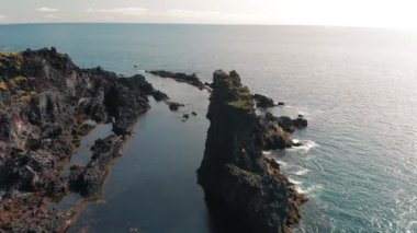 Reynisdrangar 'ın ünlü kaya oluşumları. Siyah Reynisfjara Sahili' nde. Yaz mevsiminde İHA 'dan dolayı Güney İzlanda, Vik yakınlarında Atlantik Okyanusu kıyısında.