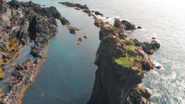 Знаменитые скальные образования Рейнисдрангара на черном пляже Рейнисфьяра. Побережье Атлантического океана недалеко от Вика, южная Исландия в летний сезон от беспилотника — стоковое видео
