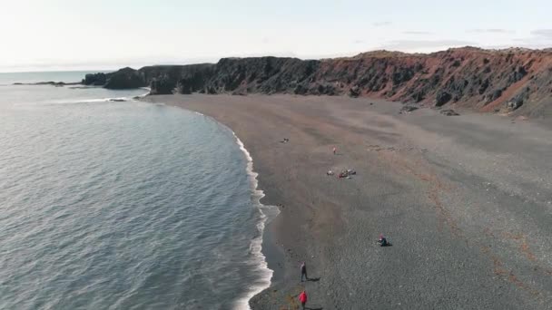 Διάσημοι σχηματισμοί βράχων Reynisdrangar στη μαύρη παραλία Reynisfjara. Ακτή του Ατλαντικού Ωκεανού κοντά στο Vik, νότια Ισλανδία κατά τη θερινή περίοδο από drone — Αρχείο Βίντεο