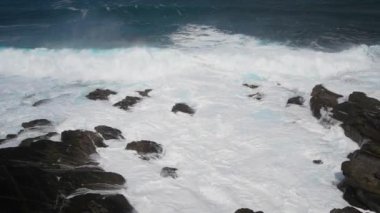 Kayalara çarpan dalgalar, fırtına konsepti