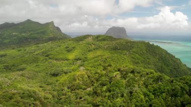 Mauritius sahil şeridinin muhteşem panoramik manzarası güzel bir günde