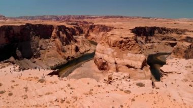 Arizona, günbatımında Horseshoe Bend ve Colorado Nehri 'nin hava manzarası.