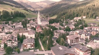Yaz mevsiminde Dobbiaco 'nun havadan görünüşü, İtalyan Alpleri